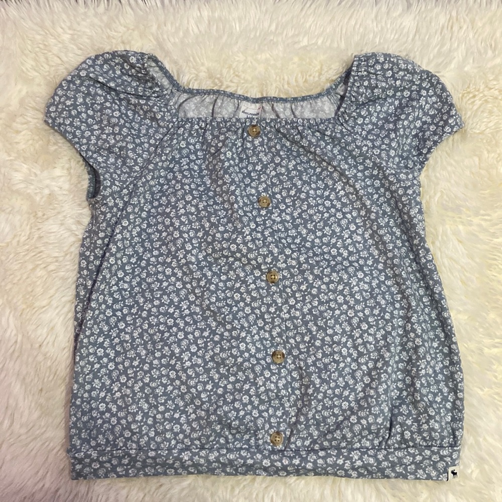 Abercrombie kids blue and white flower scrunch top with brown buttons